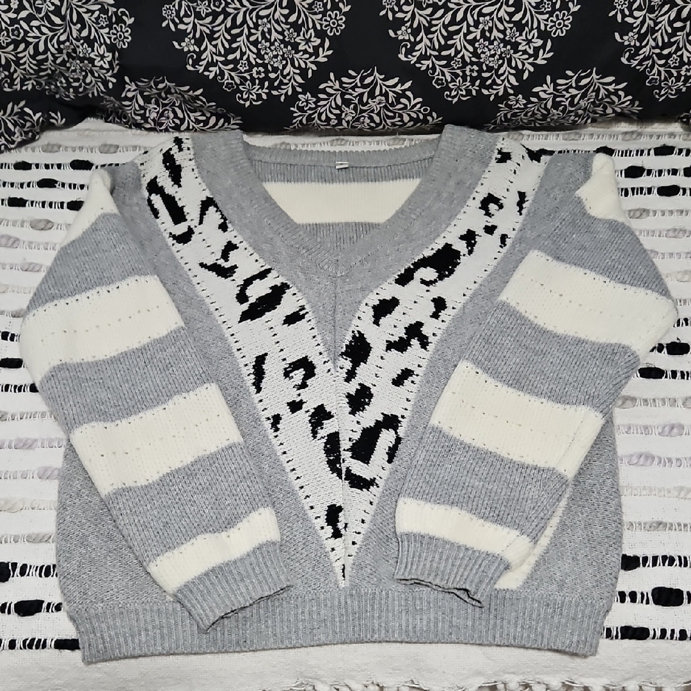 Chic V-Neck Sweater in Gray and Cream